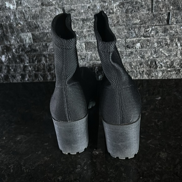 Ladies Dirty Laundry boots, size 9, only worn once, stretchy fabric upper. - Picture 3 of 5